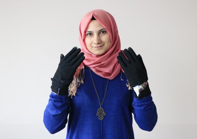 İşitme engelliler mobil eldivenle 'konuşacak'