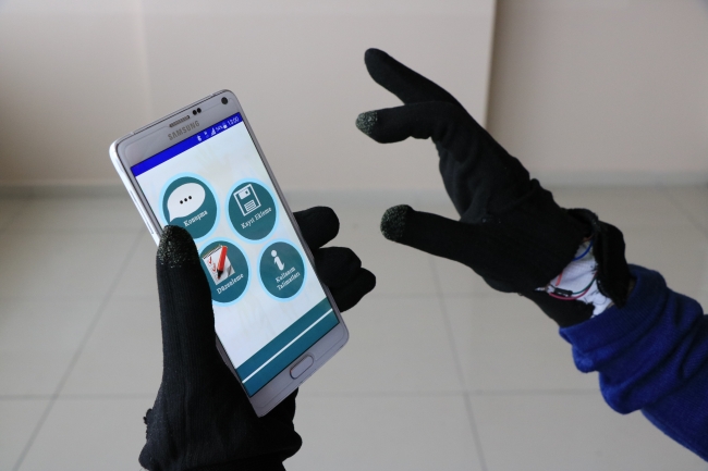 İşitme engelliler mobil eldivenle 'konuşacak'