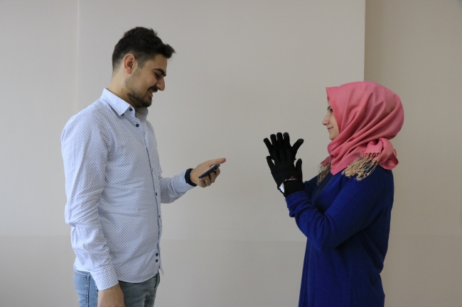 İşitme engelliler mobil eldivenle 'konuşacak'