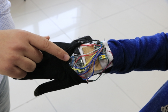 İşitme engelliler mobil eldivenle 'konuşacak'