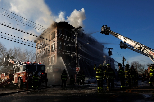ABD'de 4 katlı binada yangın: 16 yaralı