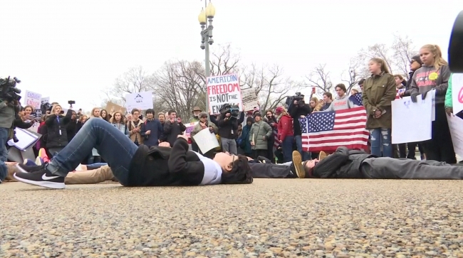 Öğrenciler Beyaz Saray önünde silahlanmayı protesto etti