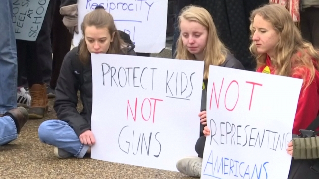 Öğrenciler Beyaz Saray önünde silahlanmayı protesto etti