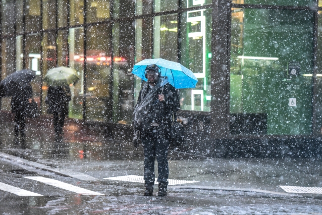 Binlerce uçak seferi iptal edildi, yüz binlerce kişi karanlıkta ve soğukta kaldı