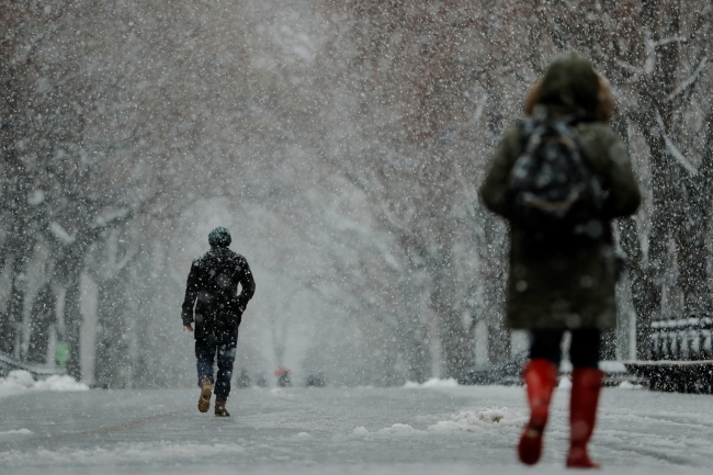 Binlerce uçak seferi iptal edildi, yüz binlerce kişi karanlıkta ve soğukta kaldı