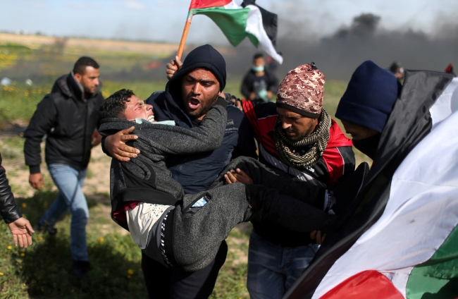 İsrail gerçek mermi kullanarak 10 Filistinliyi yaraladı