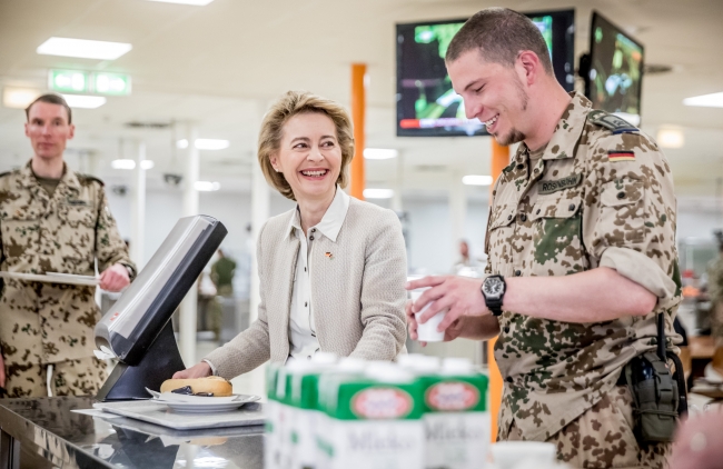 Almanya Savunma Bakanı Leyen NATO Üssü'nde