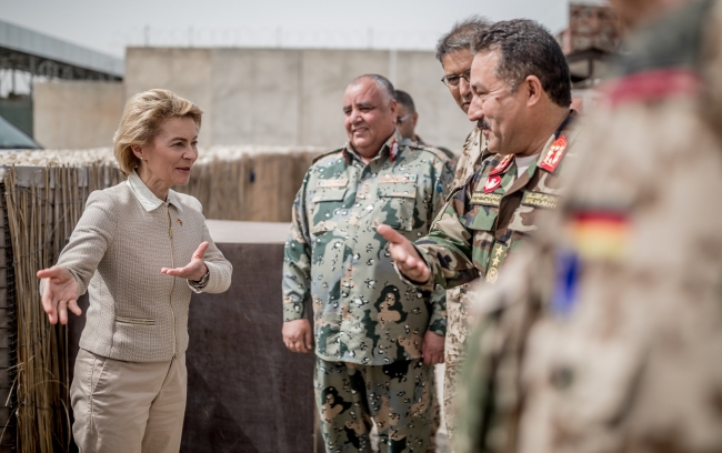 Almanya Savunma Bakanı Leyen NATO Üssü'nde