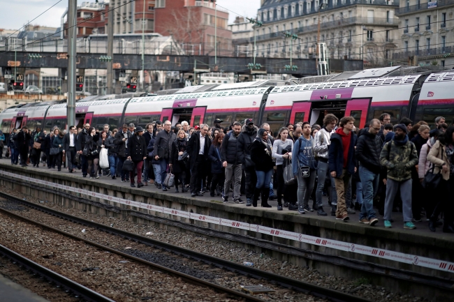 Fransa'da grevler artıyor