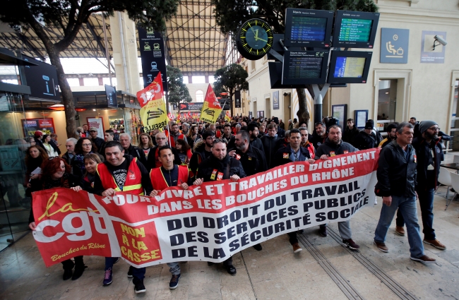 Fransa'da tansiyon yükseliyor: Hükümetin teklifi kabul edilemez