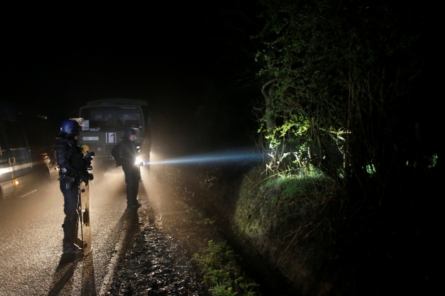 Fransa'da eylemciler zorla tahliye ediliyor