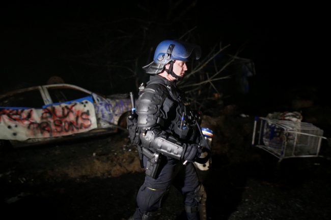 Fransa'da eylemciler zorla tahliye ediliyor