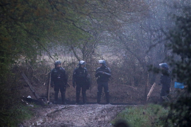 Fransa'da eylemciler zorla tahliye ediliyor