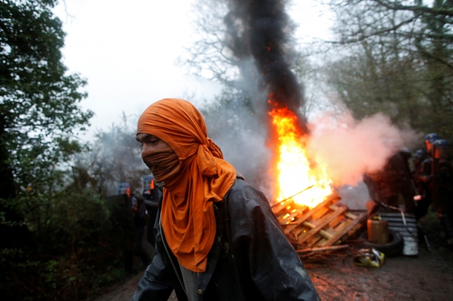 Fransa'da eylemciler zorla tahliye ediliyor