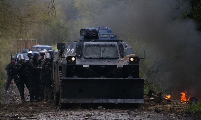 Fransa'da havaalanı yapımına karşı çıkan çevreciler polisle çatıştı