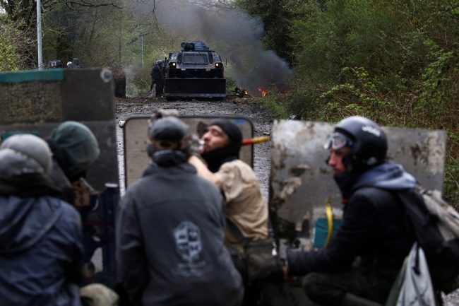 Fransa'da havaalanı yapımına karşı çıkan çevreciler polisle çatıştı