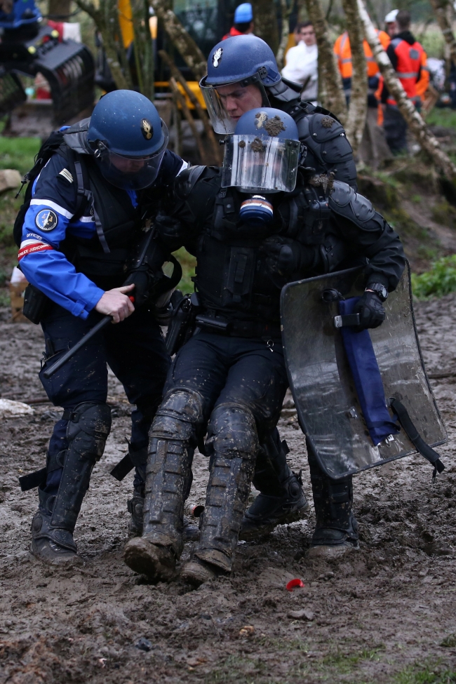 Fransa'da havaalanı yapımına karşı çıkan çevreciler polisle çatıştı