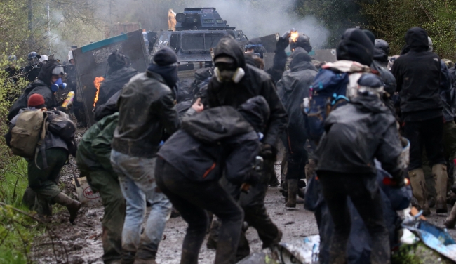Fransa'da havaalanı yapımına karşı çıkan çevreciler polisle çatıştı