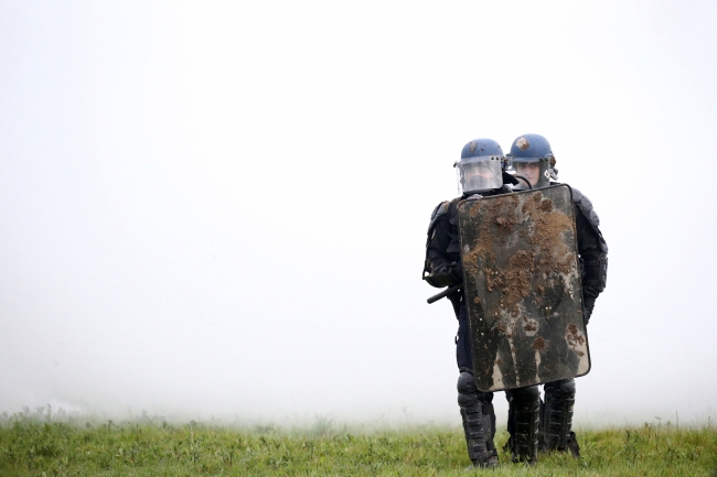 Fransa'da havaalanı yapımına karşı çıkan çevreciler polisle çatıştı