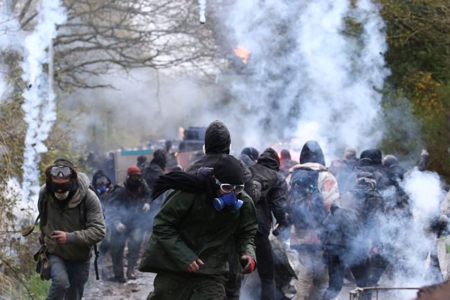 Fransa'da havaalanı yapımına karşı çıkan çevreciler polisle çatıştı