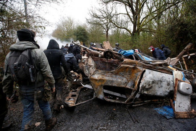 Fransa'da havaalanı yapımına karşı çıkan çevreciler polisle çatıştı