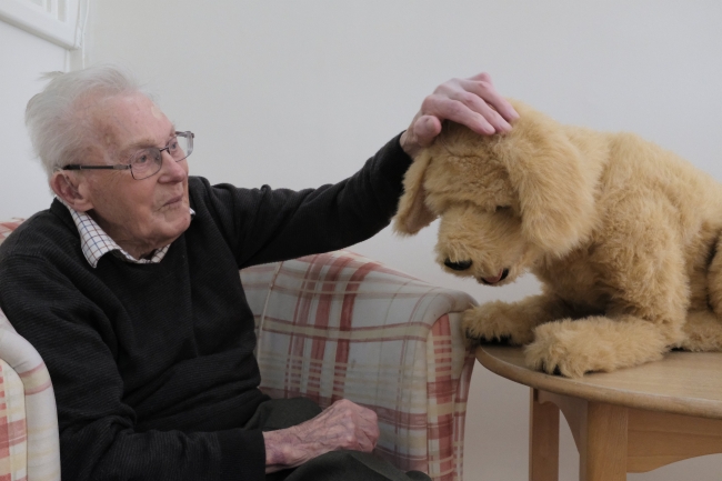 Robotik köpek "Bisküvi" bakımevindeki yaşlılara destek oluyor