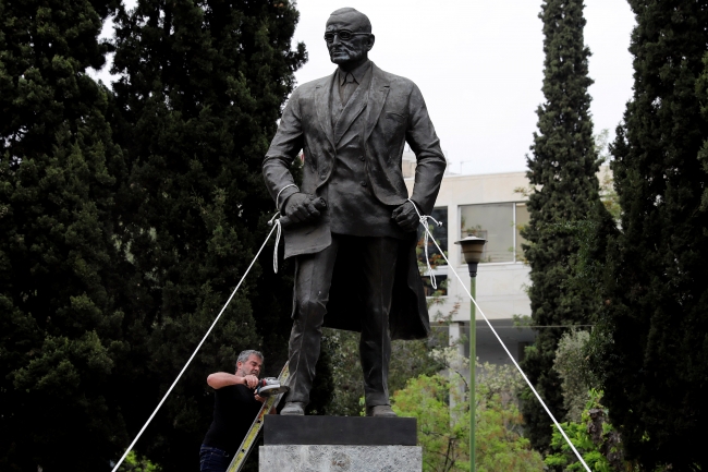 Yunanistan karıştı: Göstericiler Harry Truman'ın heykelini yıkmak istedi