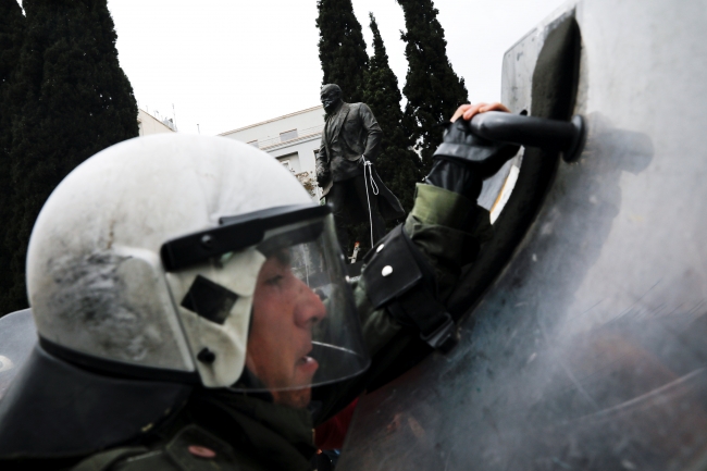 Yunanistan karıştı: Göstericiler Harry Truman'ın heykelini yıkmak istedi