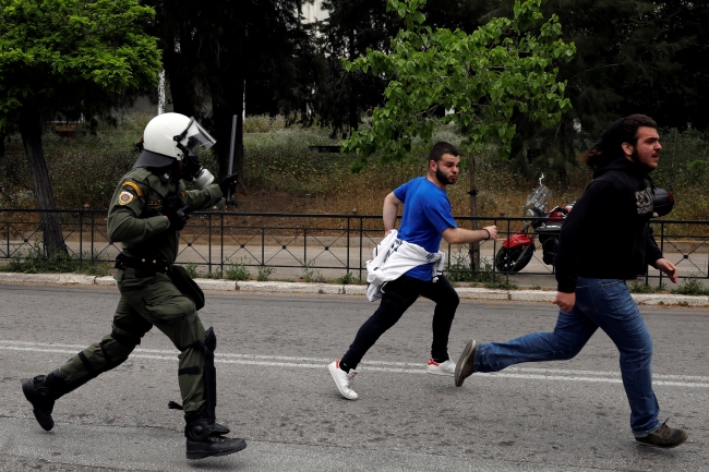 Yunanistan karıştı: Göstericiler Harry Truman'ın heykelini yıkmak istedi
