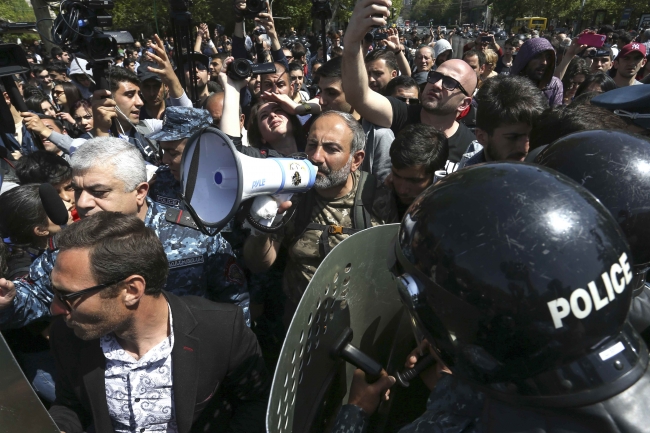 Ermenistan'da binlerce gösterici 6 gündür sokaklarda