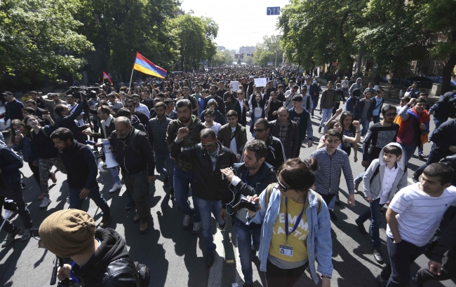 Ermenistan'da binlerce gösterici 6 gündür sokaklarda