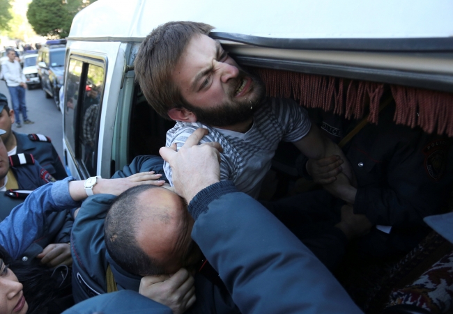 Ermenistan'da şiddetin dozu artıyor