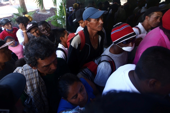 Trump'ın dağıtılmasını istediği göçmenler sınırda toplandı