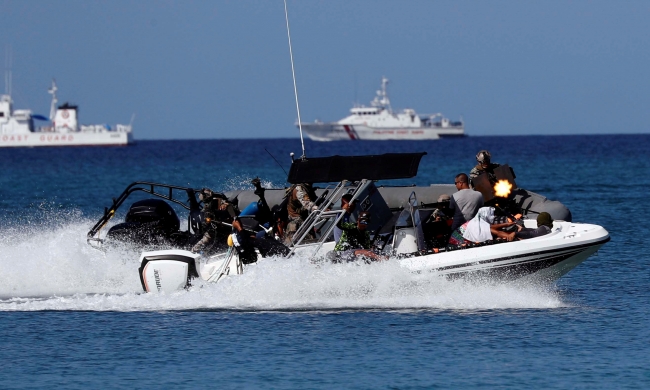 Filipinler'deki Boracay Adası, çevre kirliliğine karşı geçici olarak turizme kapatıldı