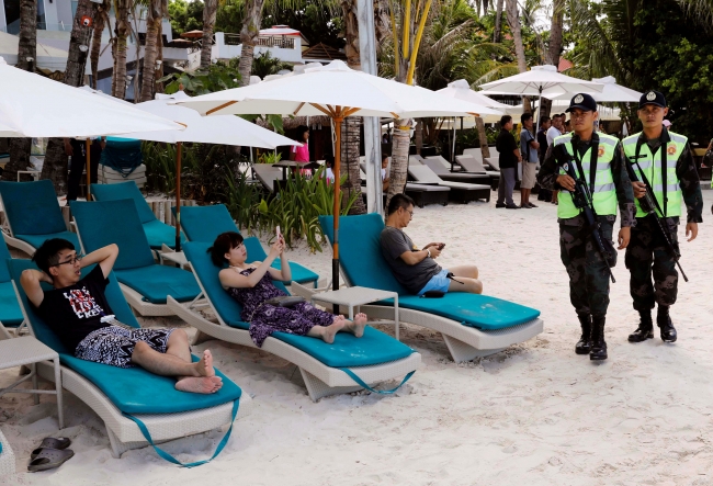 Filipinler'deki Boracay Adası, çevre kirliliğine karşı geçici olarak turizme kapatıldı