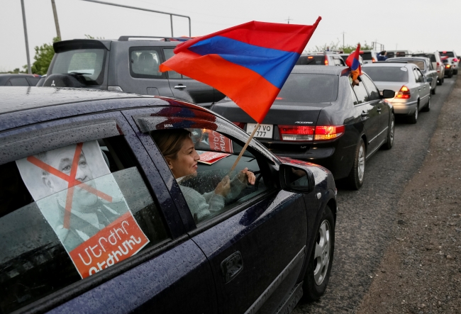 Ermenistan'da halk yine sokaklarda