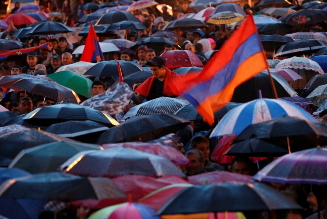 Ermenistan'da halk yine sokaklarda