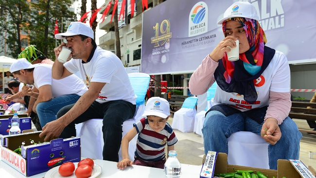 Antalya Kumluca'da acı biber yeme yarışması düzenlendi