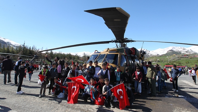 Helikopterler çocuklar için havalandı