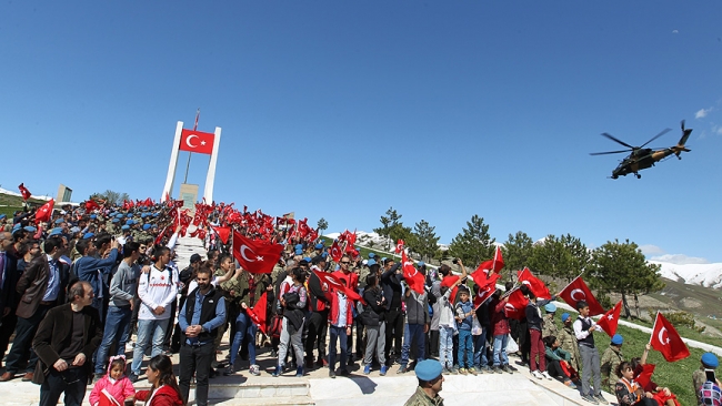 Helikopterler çocuklar için havalandı