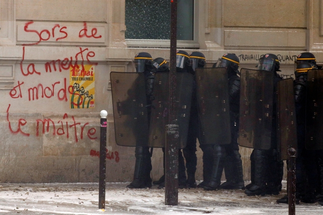 Fransa'da 'İnsan Seli' gösterilerinin ilki gerçekleşti: 79 gözaltı