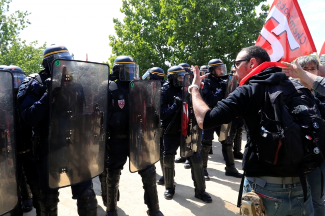 Fransa'da grevciler parti merkezini işgal etti