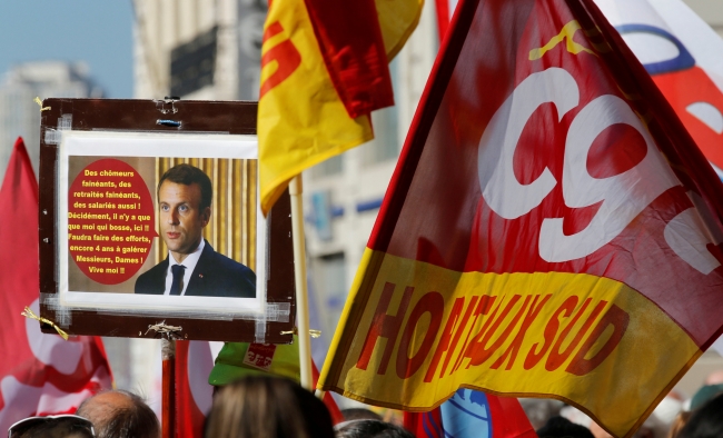 Fransa'da grevciler parti merkezini işgal etti