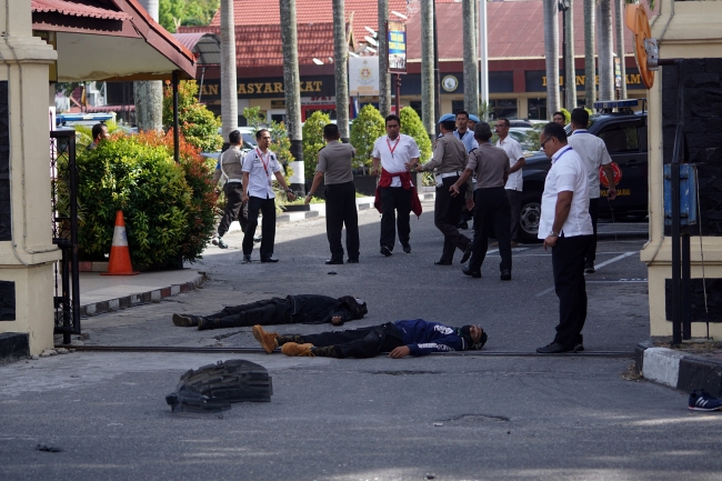 Endonezya'da polis merkezine saldırı: 1 ölü, 2 yaralı