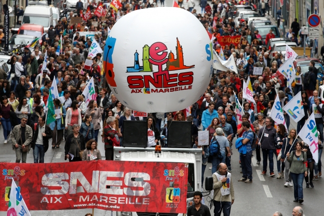 Fransa'da hükümet grevlere karşı çözüm arayışında