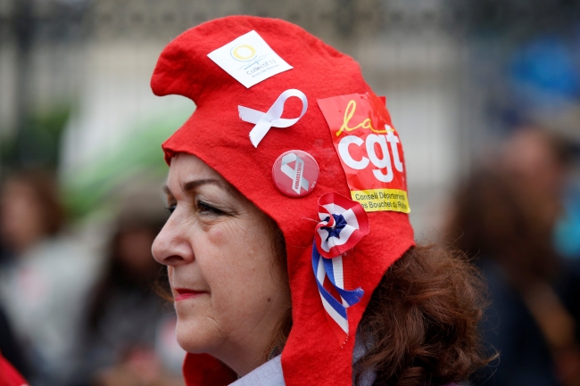 Fransa'da hükümet grevlere karşı çözüm arayışında