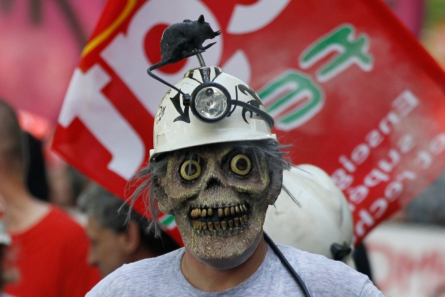 Fransa'da hükümet grevlere karşı çözüm arayışında