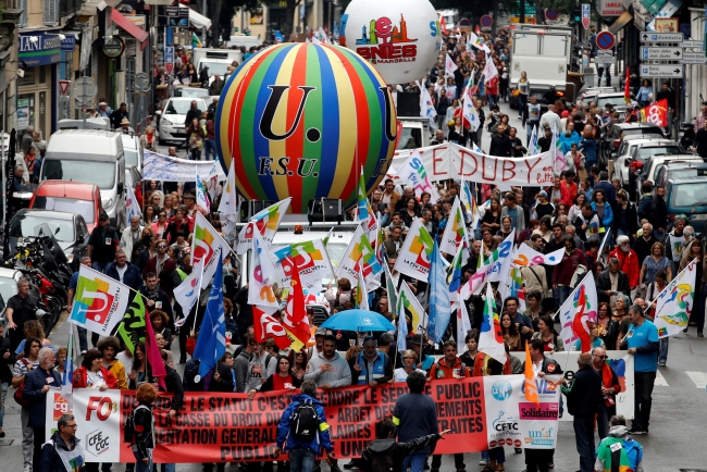 Fransa'da hükümet grevlere karşı çözüm arayışında