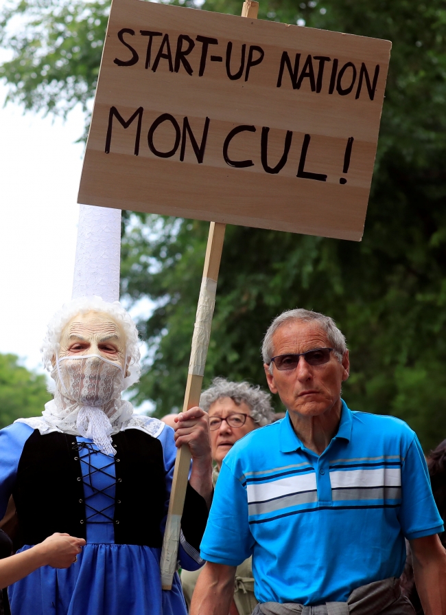 Fransa'da 'insan seli' gösterileri başladı