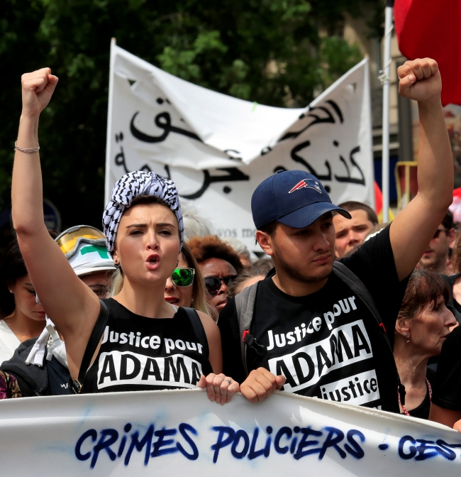 Fransa'da 'insan seli' gösterileri başladı